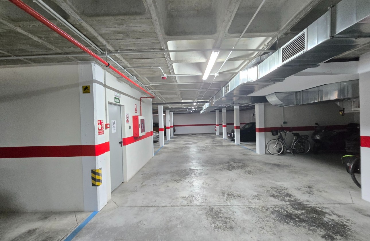 Återförsäljning - Apartment / Flat * - Orihuela Costa - Villamartín *