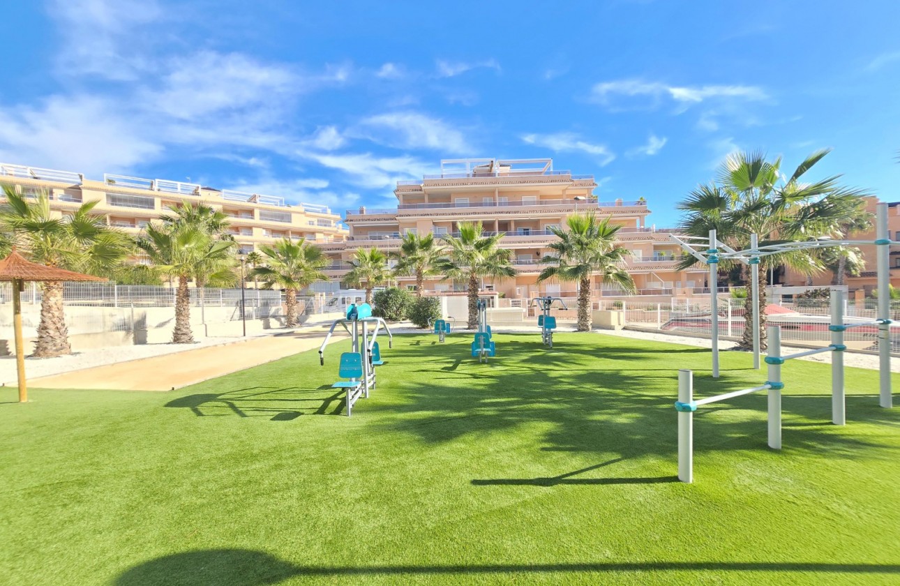 Återförsäljning - Apartment / Flat * - Orihuela Costa - Villamartín *