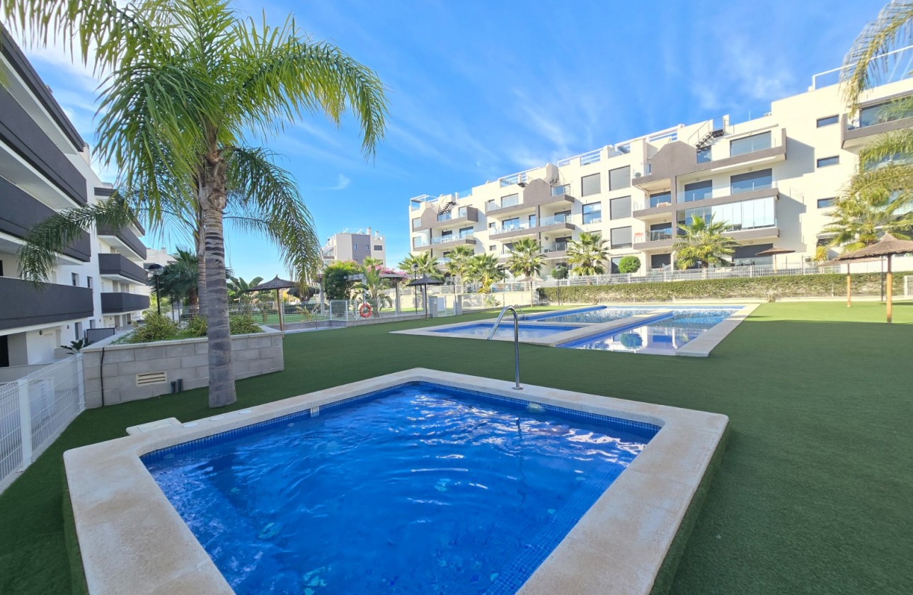 Återförsäljning - Apartment / Flat * - Orihuela Costa - Villamartín *