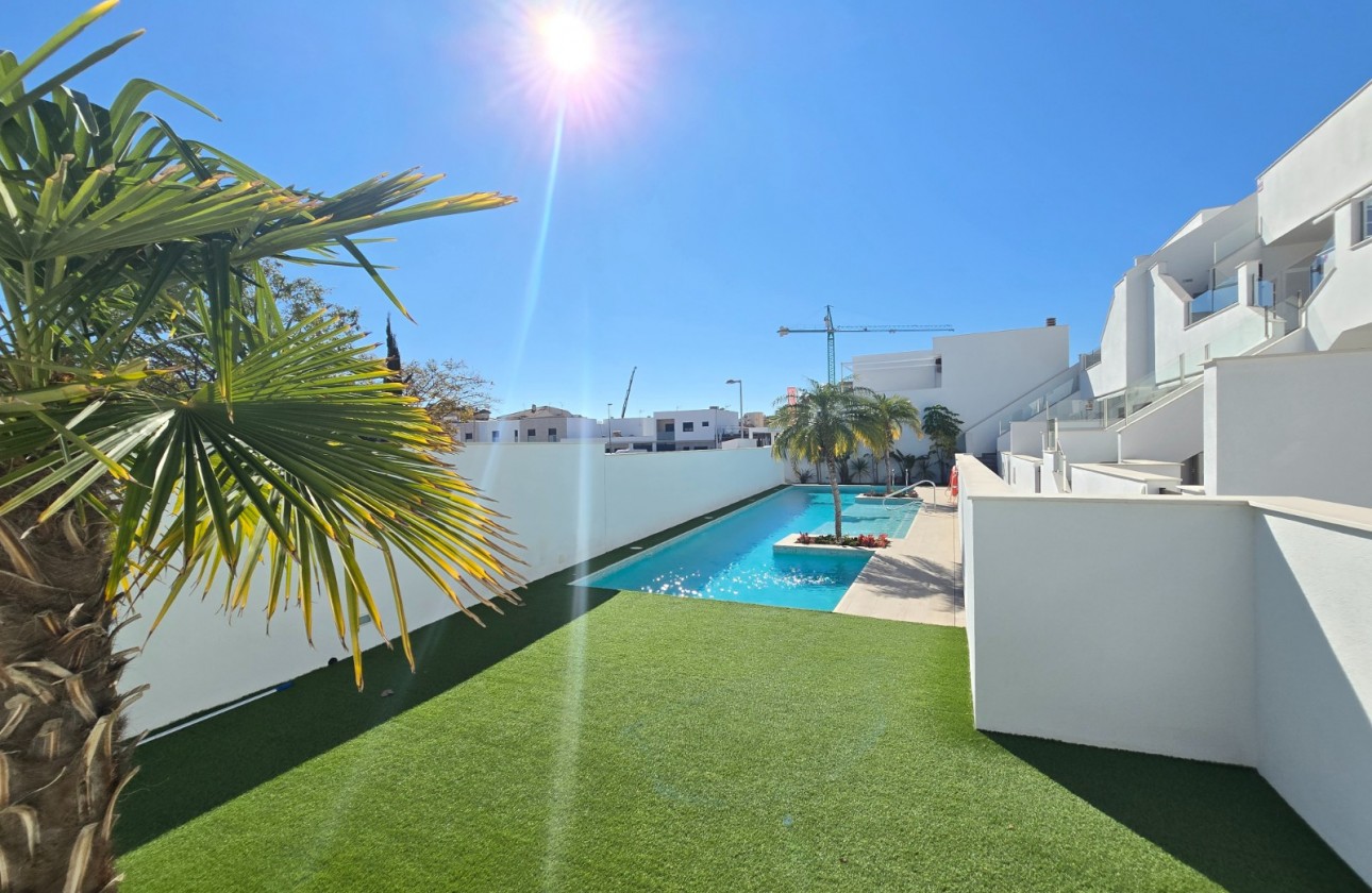 Återförsäljning - Apartment / Flat * - Pilar de la Horadada *