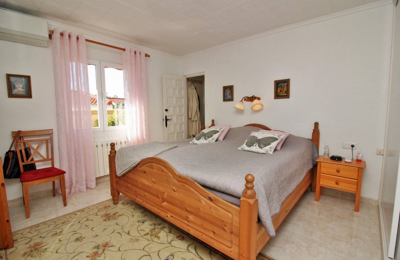 Resale - Villa - Torrevieja - La Siesta