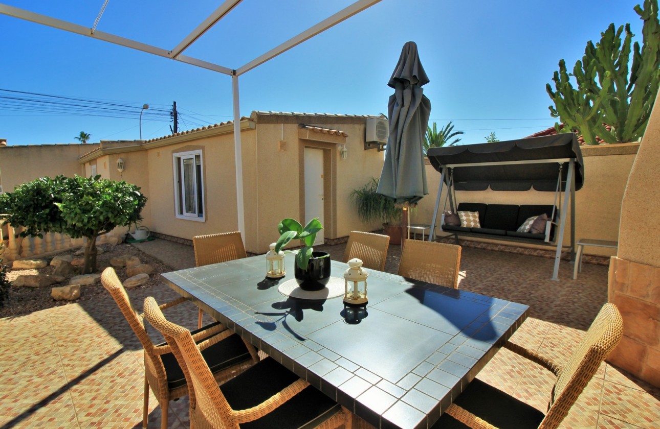 Resale - Villa - Torrevieja - La Siesta