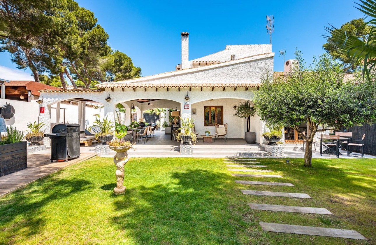 Resale - semi-detached-villa - Punta Prima