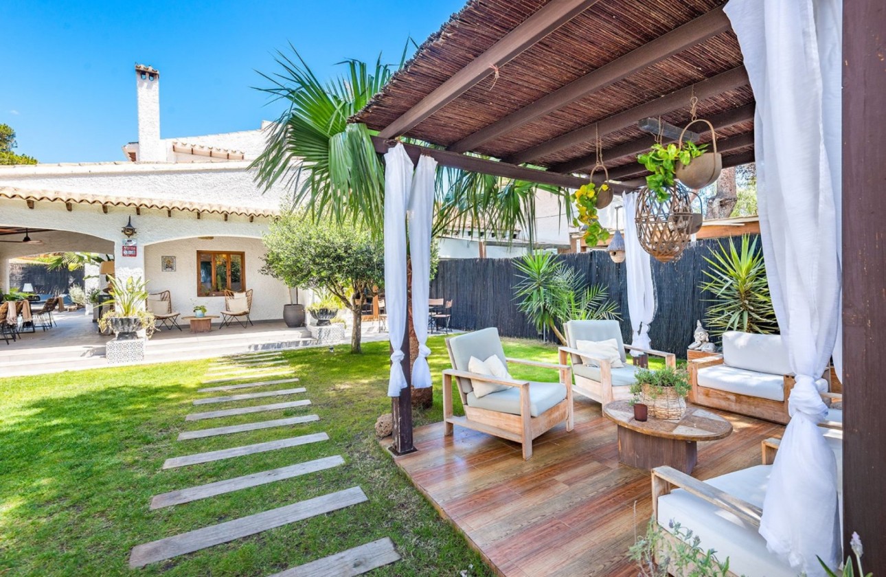 Resale - semi-detached-villa - Punta Prima