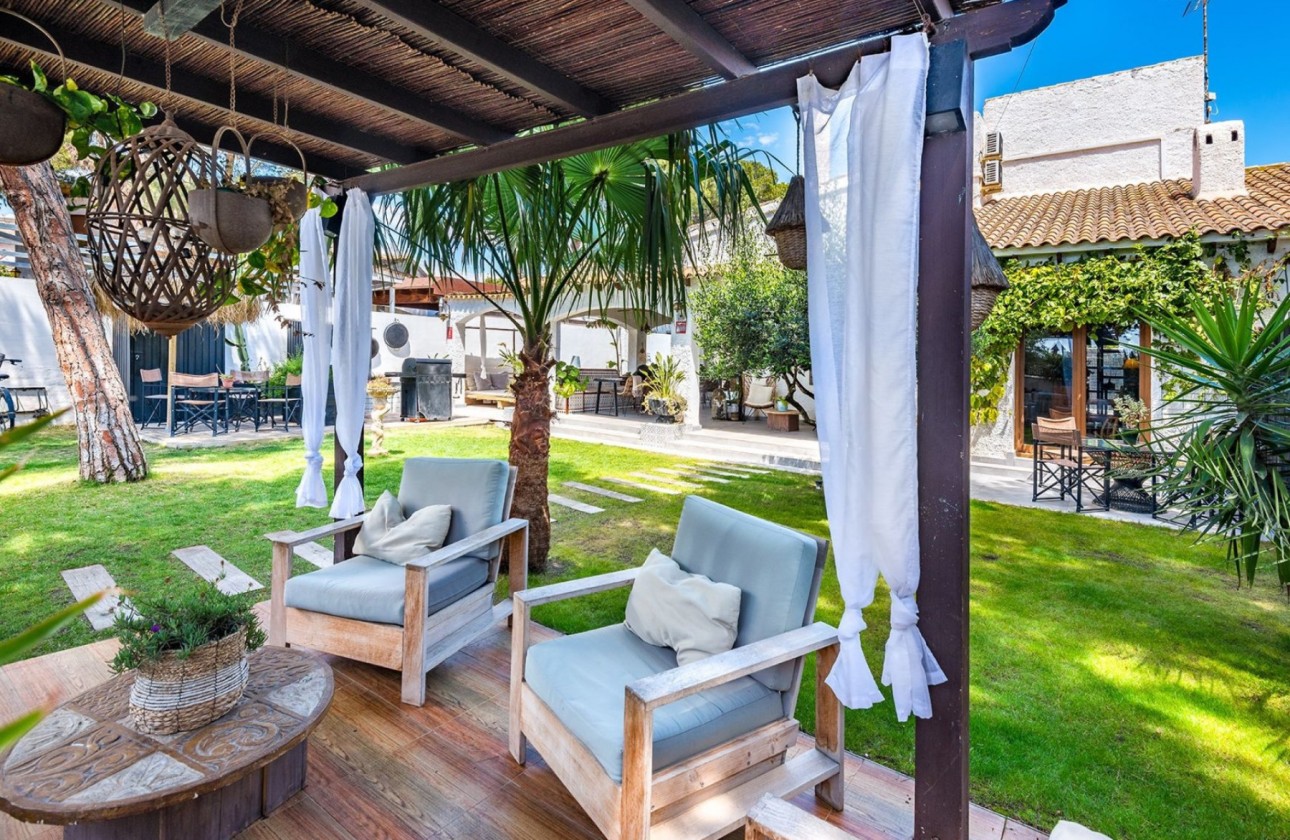 Resale - semi-detached-villa - Punta Prima