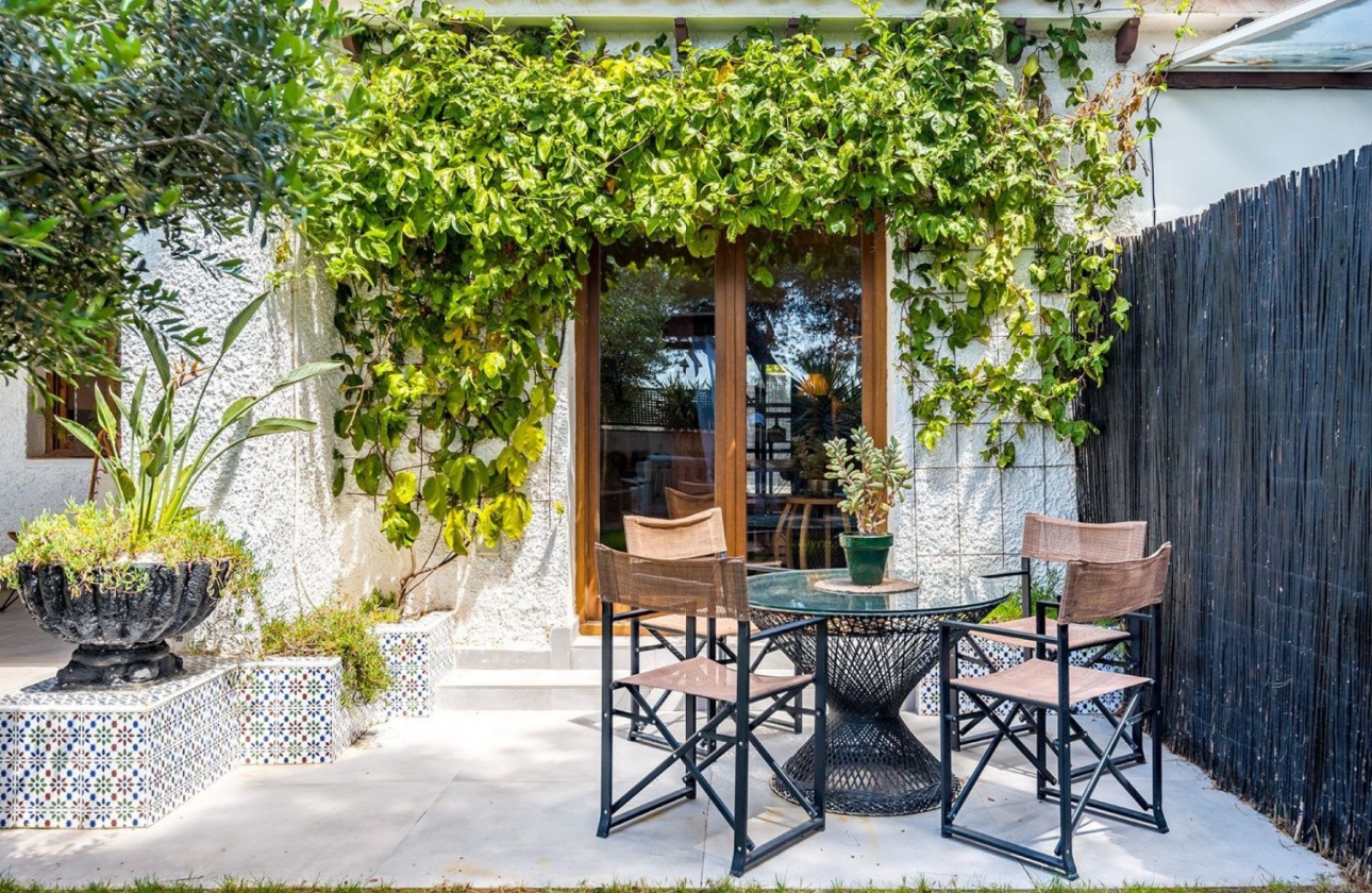 Resale - semi-detached-villa - Punta Prima