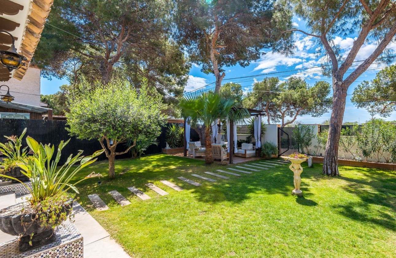Resale - semi-detached-villa - Punta Prima