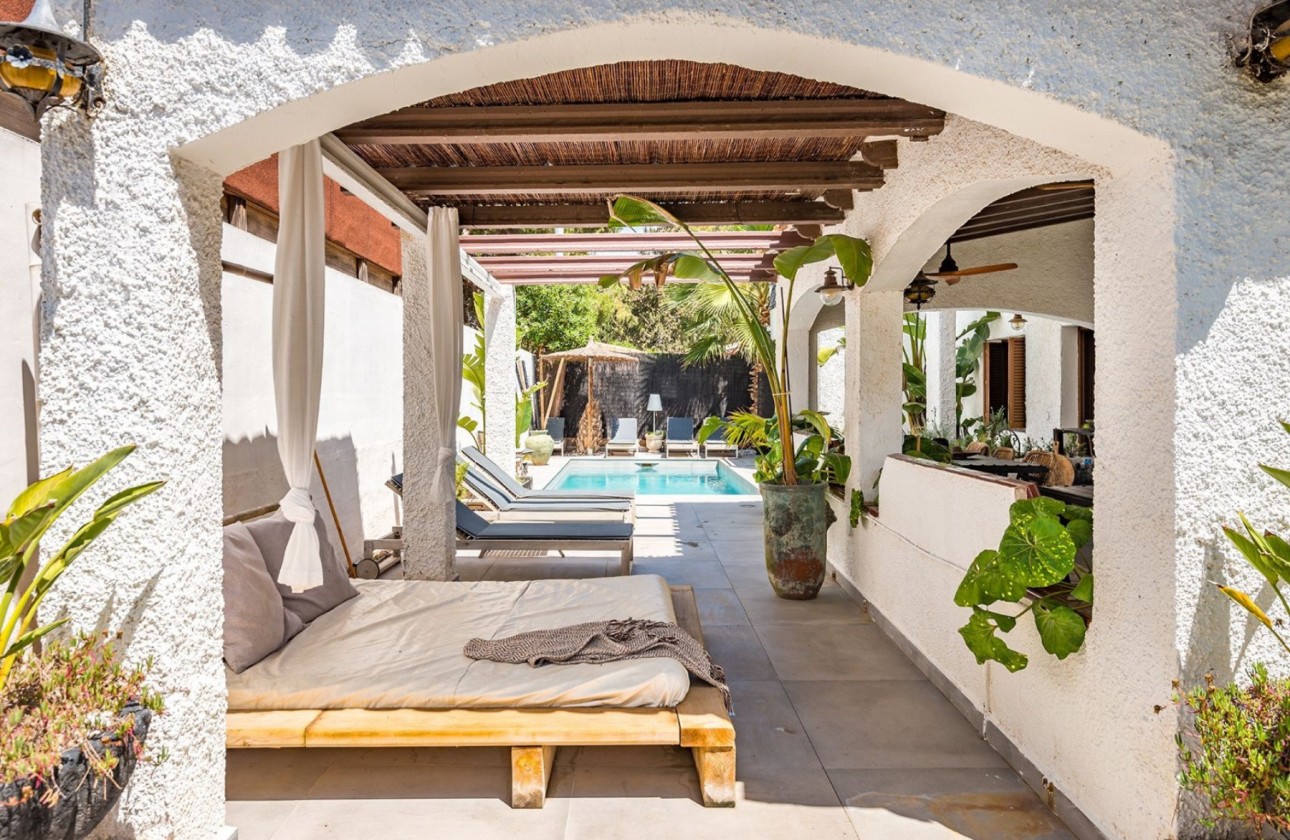 Resale - semi-detached-villa - Punta Prima
