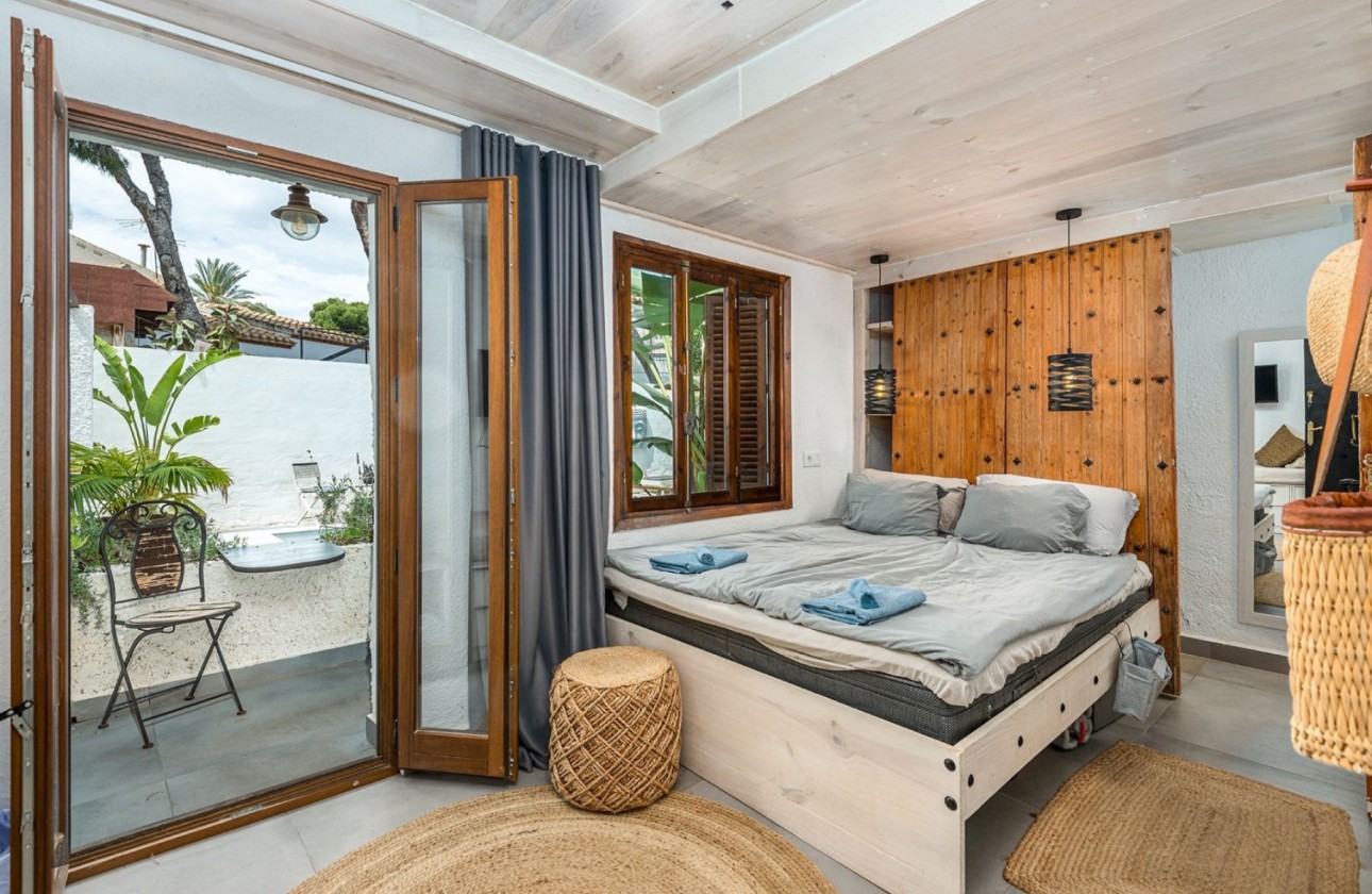 Resale - semi-detached-villa - Punta Prima