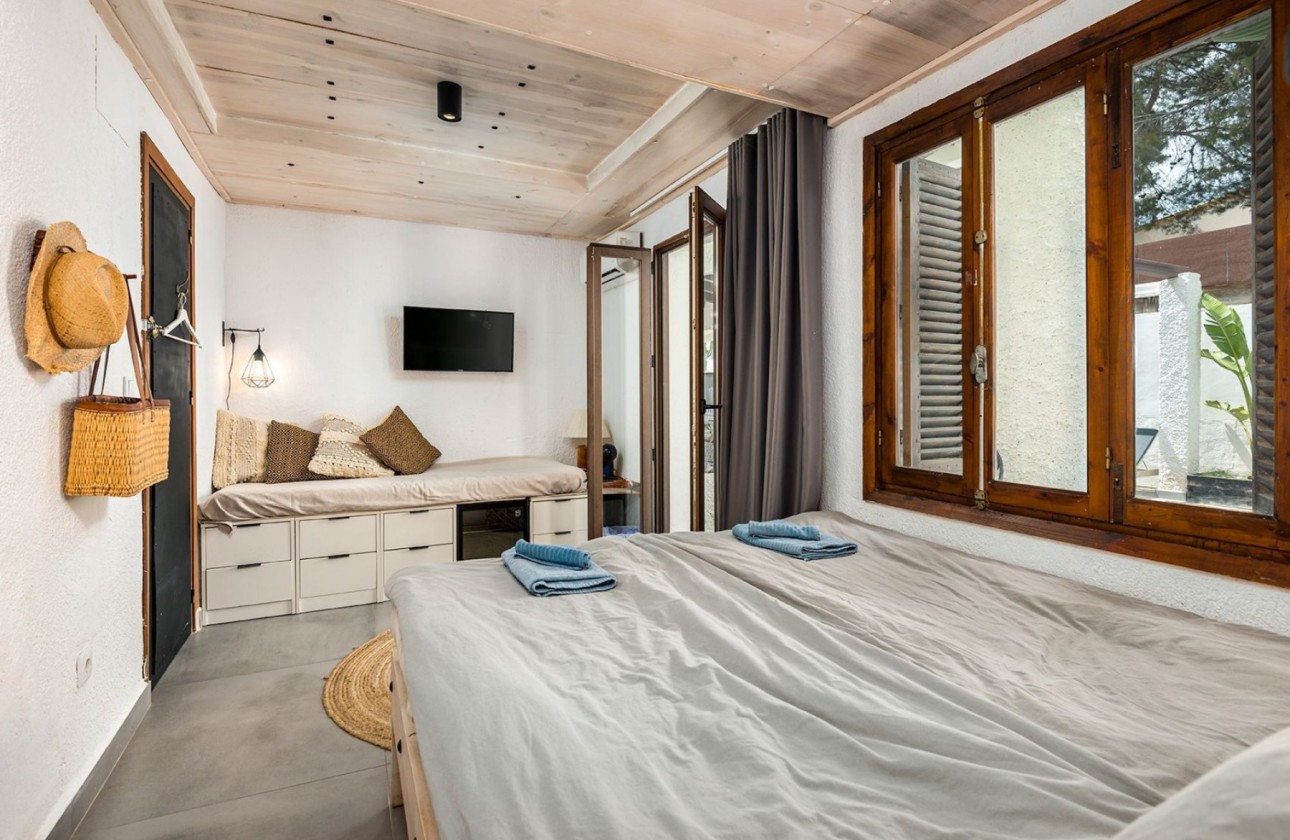 Resale - semi-detached-villa - Punta Prima