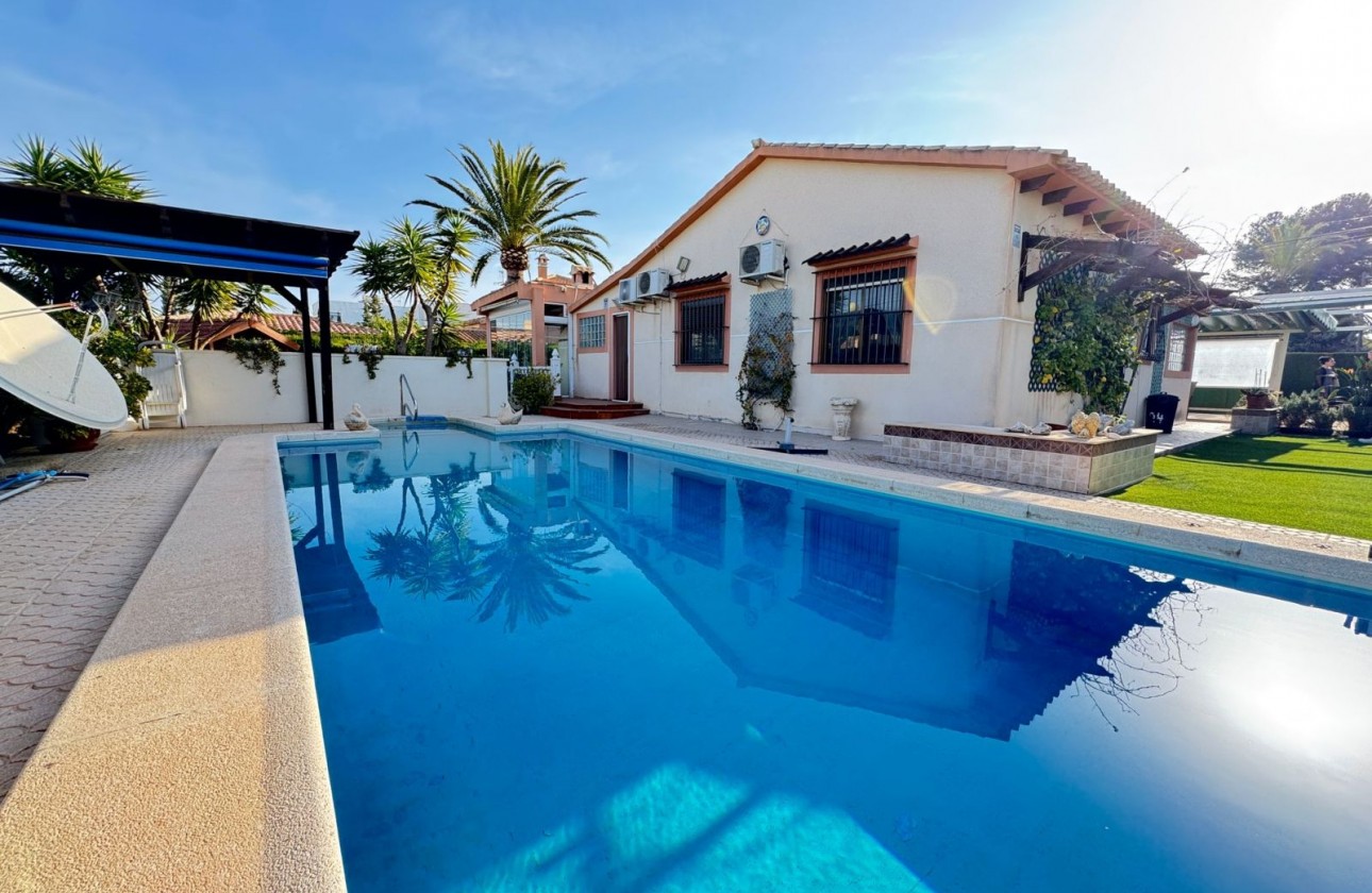 Resale - Villa - Cabo Roig