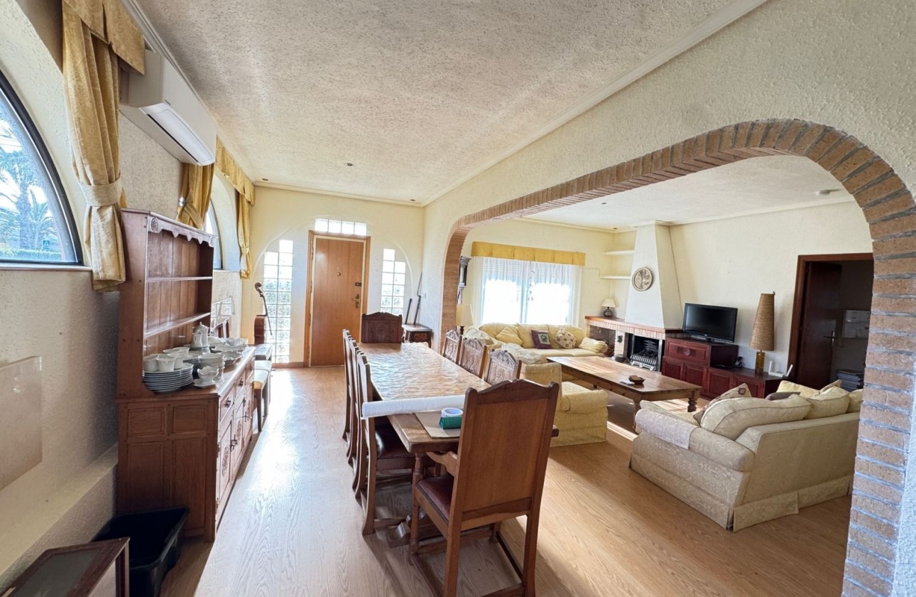 Resale - Villa - Cabo Roig