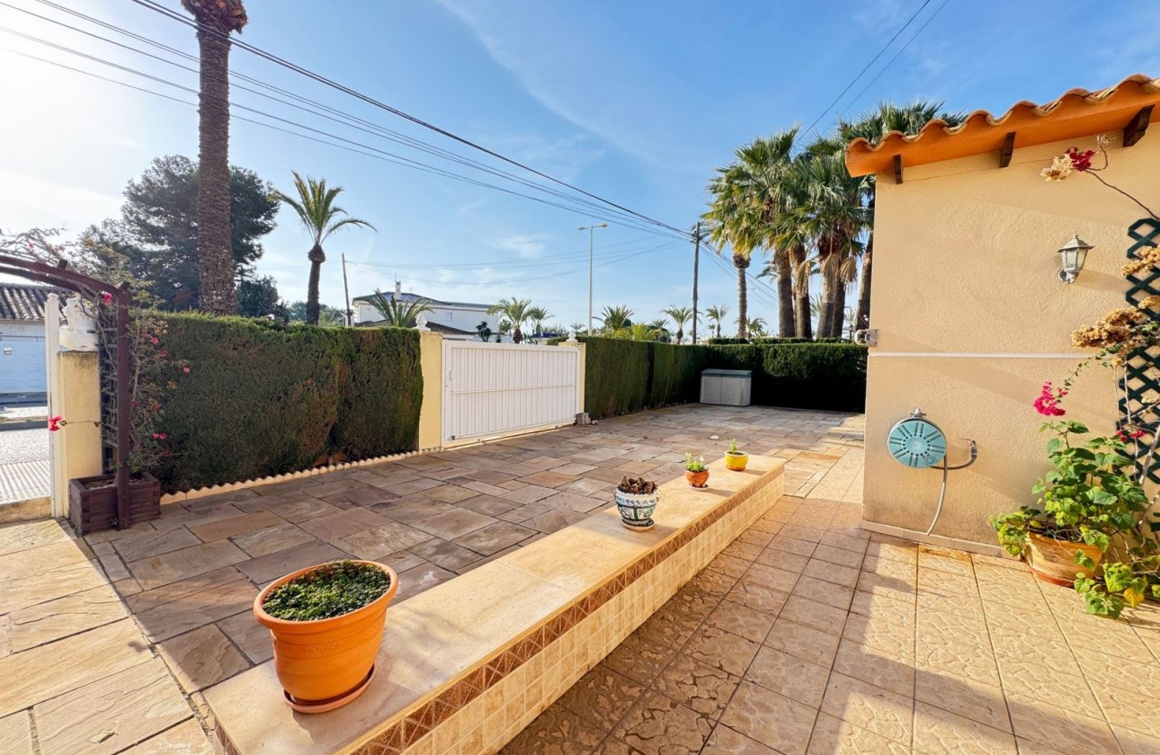 Resale - Villa - Cabo Roig