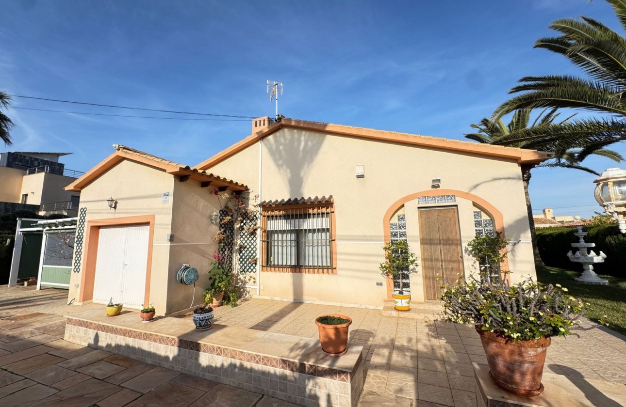 Resale - Villa - Cabo Roig