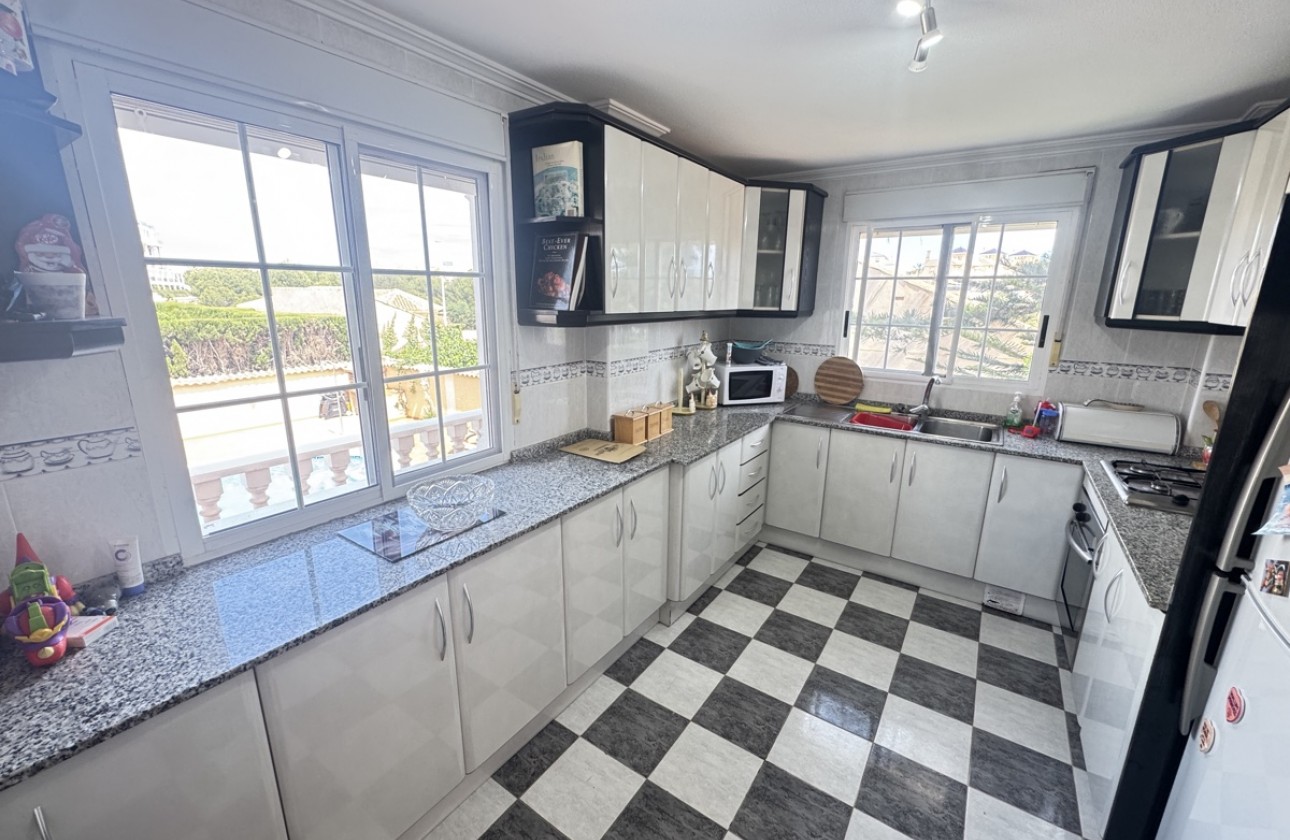 Resale - Villa - La Zenia
