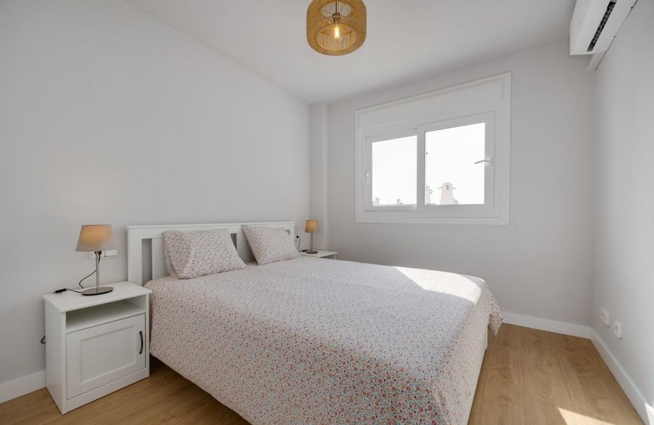 Resale - Apartment - Orihuela Costa - Campoamor